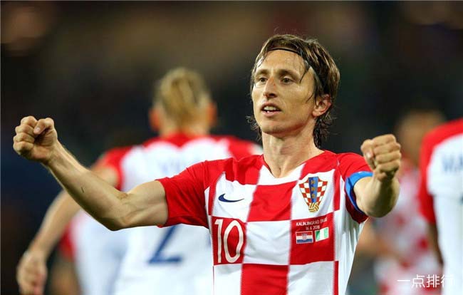 大谷翔平在 2024 年 50-50 达成后，在球场休息区与队友分享了特制的纪念蛋糕