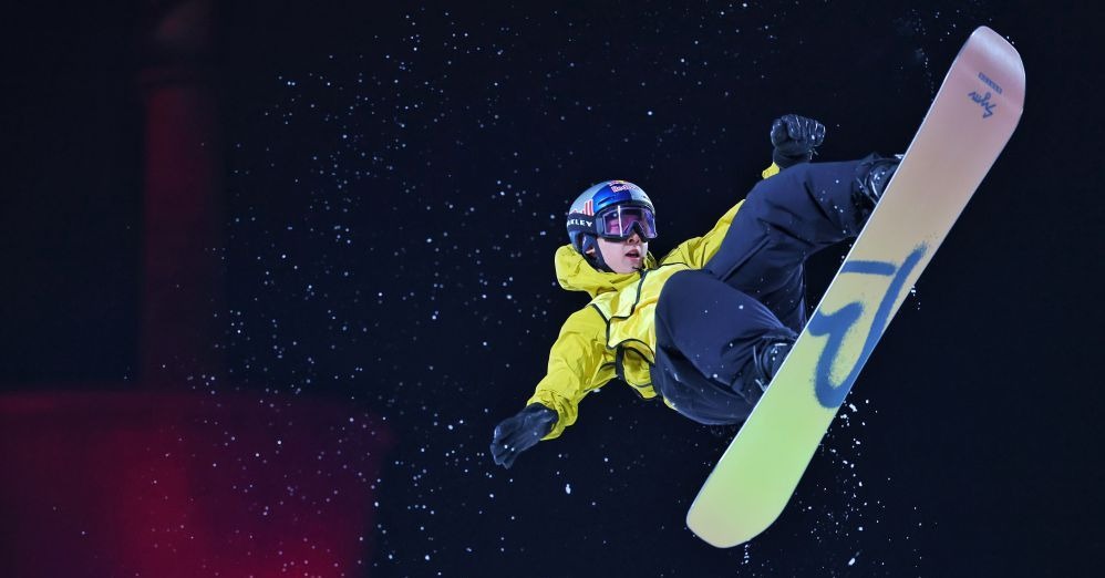 亚泰为客场全勤球迷颁发纪念证书，谭龙、徐浩峰等人参与颁奖